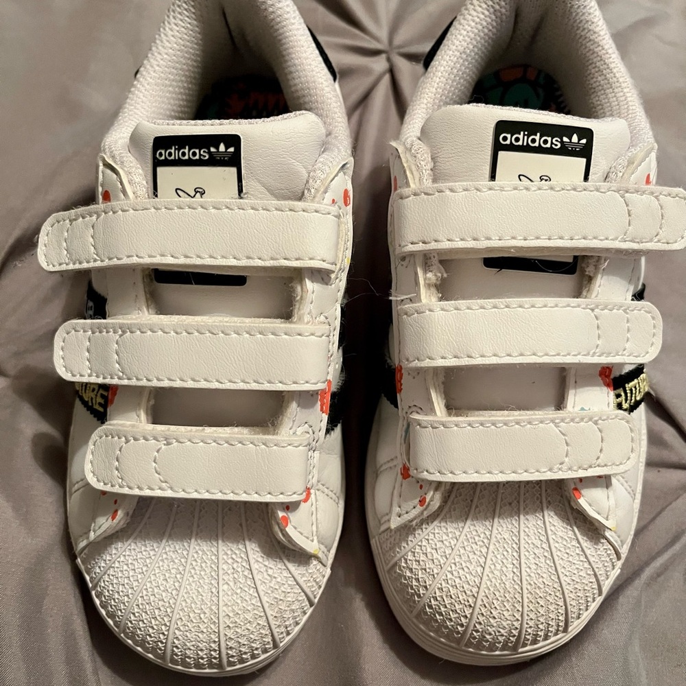 Adidas Kevin Lyons Super Star Kids Sneakers with Black Stripes
Like New !